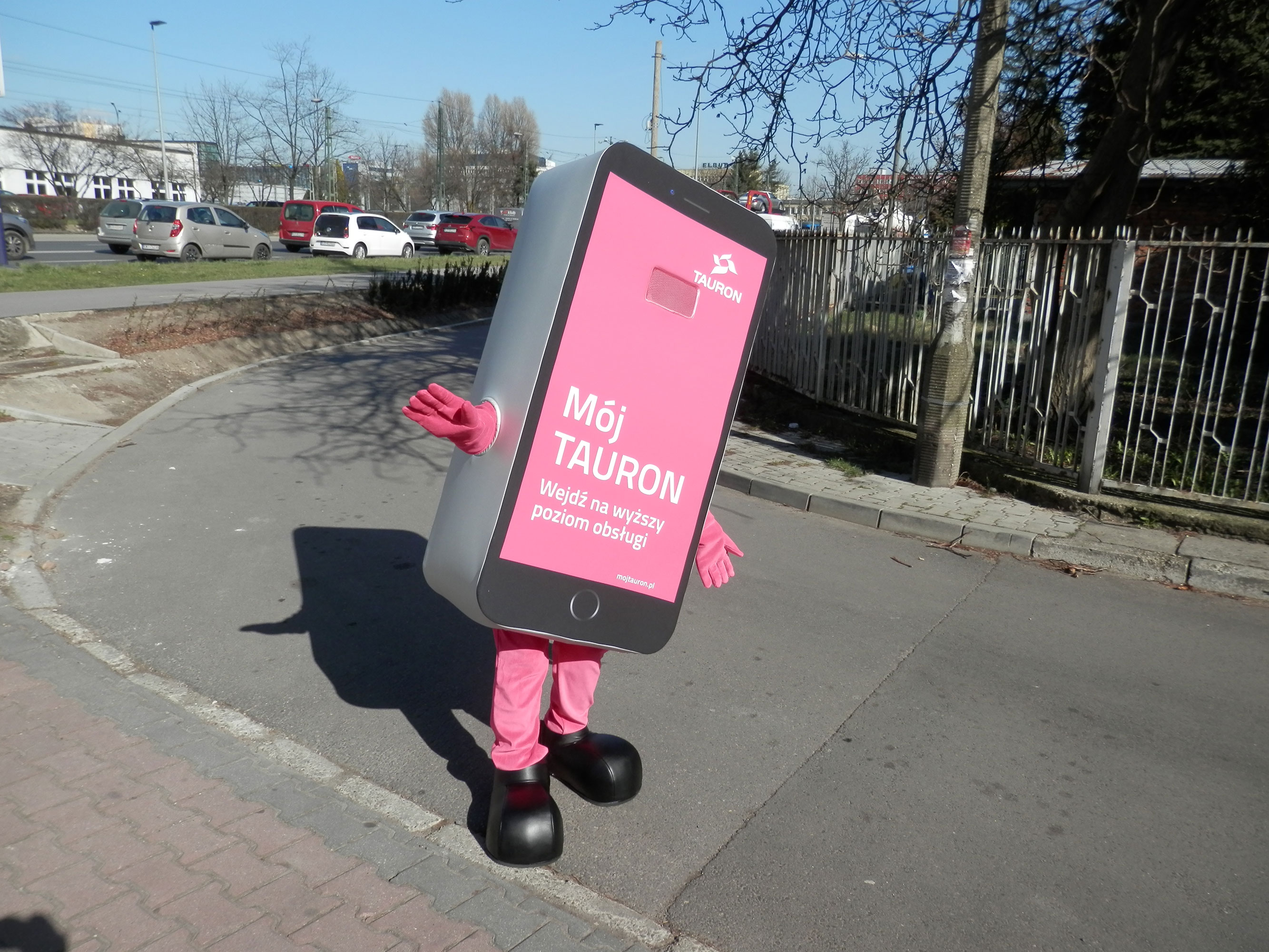 Idealne stroje reklamowe na czas pandemii? Recenzja maskotki. Smartfon 